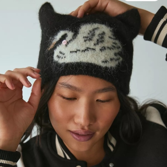 Urban Outfitters Accessories - NWOT Urban Outfitters Mylo Swan Fuzzy Beanie